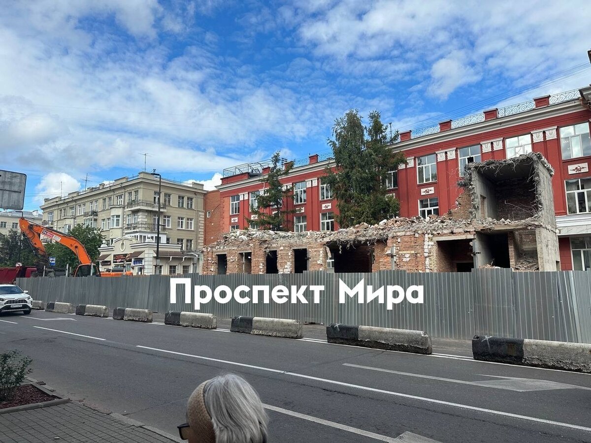 Показываем, как сейчас выглядит «Кантри». Там почти снесли второй этаж