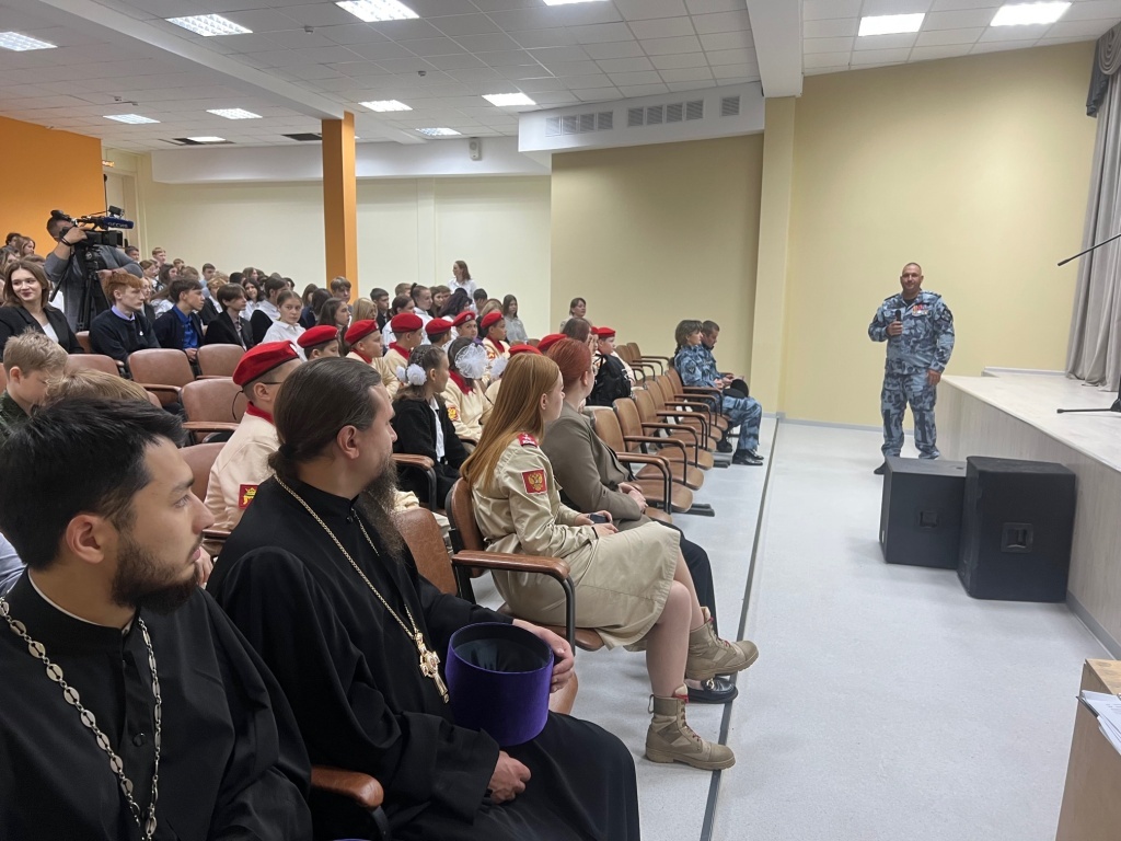 В Твери росгвардейцы говорили с детьми о том, как важно противостоять терроризму