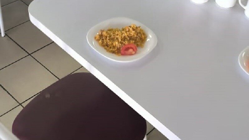     Жители Красноярска продолжают оставлять жалобы на некачественное питание в школах города. Возмущенные комментарии появились под постом в соцсетях мэра Владислава Логинова о том, что ситуация со школьным питанием в городе улучшилась.