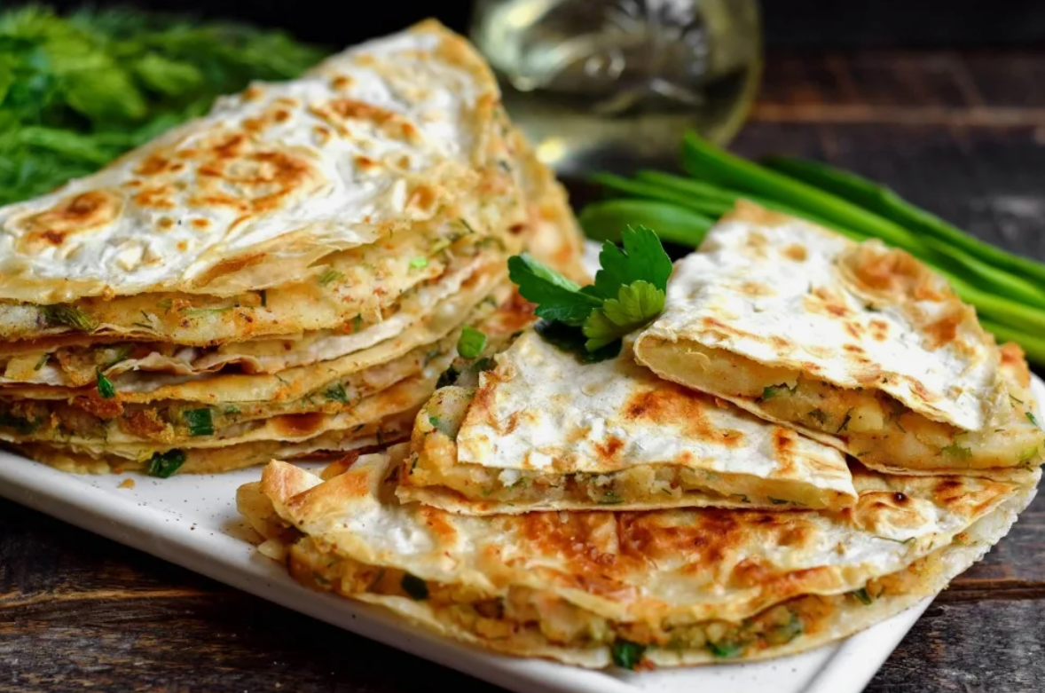Кастыбы татарский с картошкой. Татарские лепёшки кыстыбый. Татарское национальное блюдо кыстыбый. Удмурты кыстыбый. Башкирская кухня кыстыбый