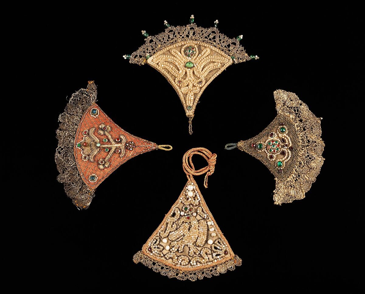 Накосник, часть жен­ско­го го­лов­но­го убо­ра, ук­ра­ше­ние ко­сы.  Речной жемчуг, перламутр, полудрагоценные камни. XIX в. Коллекция Натальи Шабельской. Метрополитен-музей.