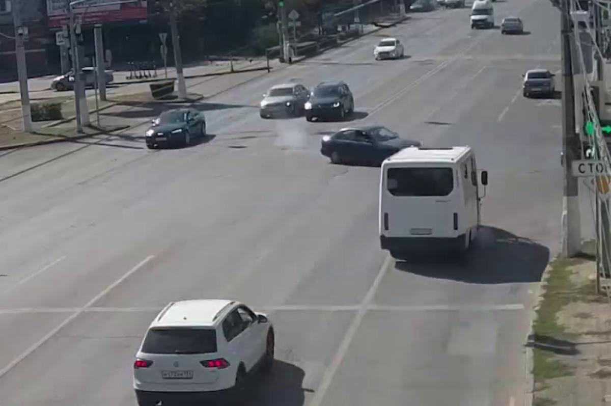    В Волгограде маршрутка, протаранившая иномарку на светофоре попала на видео