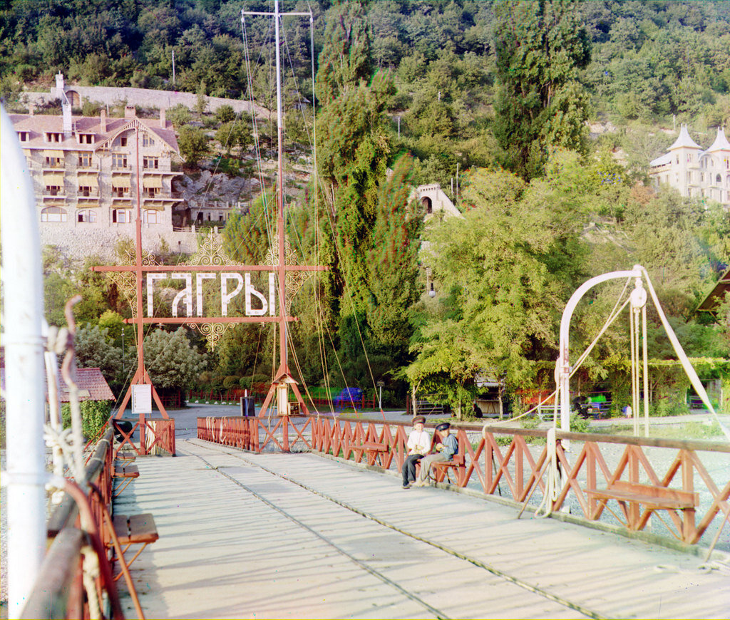 Пристань Гагры. 1912 г. Слева дворец принца Ольденбургского