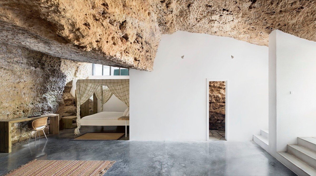 Современные скалы. Cave House в Испании. Дом внутри горы. Дом в пещере. Интерьер пещера.