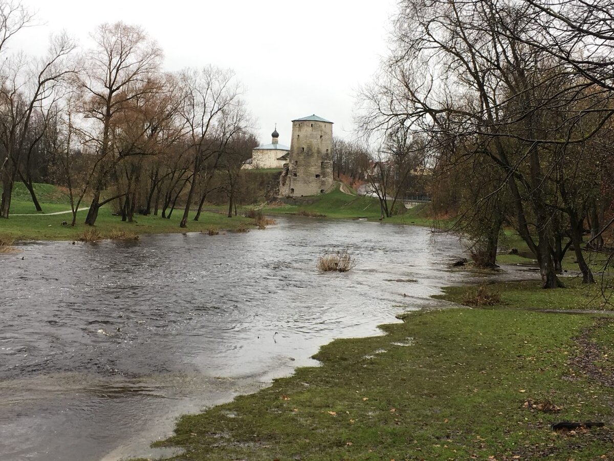 Река Пскова, башня Гремячая, в которой спит красавица