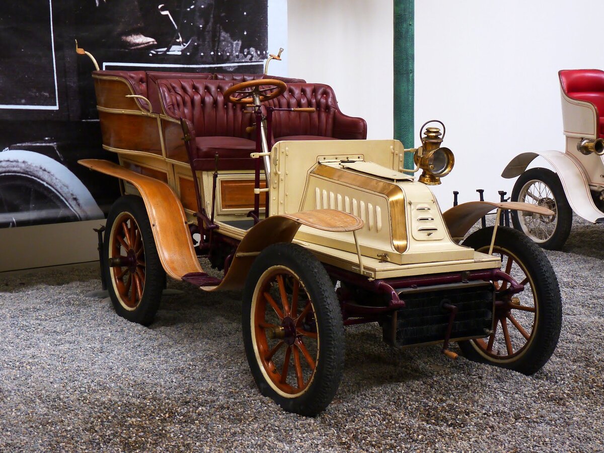 Автомобиль, производившийся в 1902 году на заводе маркиза Жюля-Альбера де Дион
