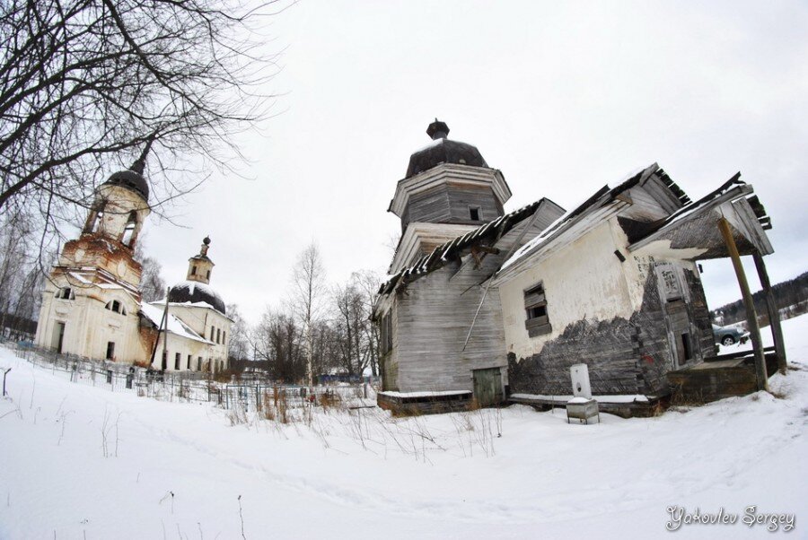  Трудно сказать, что места эти глухие и труднодоступные. Но церкви  спрятаны надежно – отворот с федеральной трассы М -8, потом еще пара  поворотов на протяжении 15 км., съезд на лесную дорогу, полувымершие  деревеньки. В одной из которых на берегу речки пристроились две  церквушки.