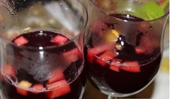 ИНГРЕДИЕНТЫ Вино сухое красное - 1 бут.; Мед – 100г.; Яблоко – 1 шт.; Апельсин – 1 шт.; Кислота лимонная – ½ ч.л. (или 1 лимон); Гвоздика – 2г.; Орех мускатный – 2г.; Корица – 2г.
СПОСОБ ПРИГОТОВЛЕНИЯ
Шаг 1

Вино вылить в кастрюльку и поставить греться на средний огонь .Яблоко нарезать небольшими кубиками.

Шаг 2

Измельчить апельсин (и лимон, если используете)

Шаг 3

Добавить в вино

Шаг 4

После чего влить мед

Шаг 5

Когда смесь слегка нагреется, добавить лимонную кислоту, корицу, мускатный орех и гвоздику

Шаг 6

Всё еще раз хорошенько перемешать

Шаг 7

И продолжить нагревать, не доводя до кипения. Готовую смесь остудить до теплого (не горячего!) состояния, разлить по бокалам или кружкам и подать к столу

Шаг 8

Классический глинтвейн с яблоками и медом готов! Еще несколько необычных рецептов вы найдете в нашей статье "Как согреться зимними вечерами" Приятного времяпровождения!