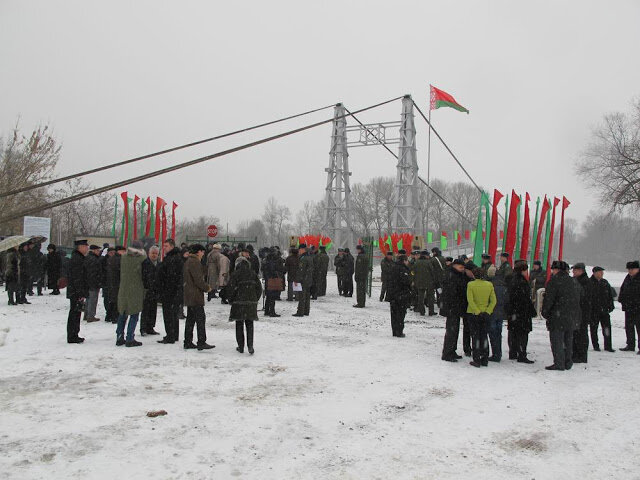 Новый подвесной мост через Западный Буг, построенный в замен пришедшего в негодность послевоенного моста, к торжественному моменту был расцвечен флагами 