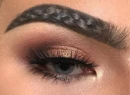 фото  с сайта: http://lifestyle.pinoria.com/news/29247/new-braided-brows-trend-on-instagram-is-it-fake-or-real Такие брови называются braided eyebrows (braided - заплетённые в косичку); их чаще всё же носят накладными, та же тема, как с накладными ресницами.