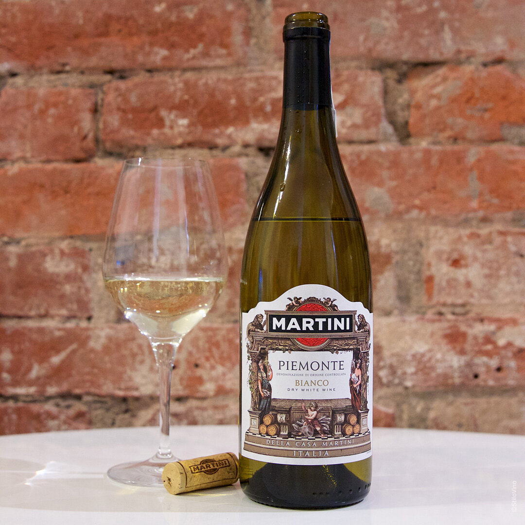 Martini вино белое сухое. Белая вино мартини. Мартини вино белое сухое. Вино мартини бьянко. Вино игристое мартини брют белое 0.
