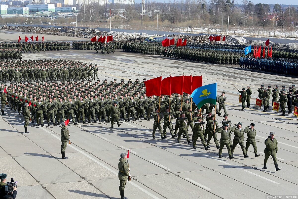 Тренировка совместная - вместе репетируют пешие расчеты и военная техника.