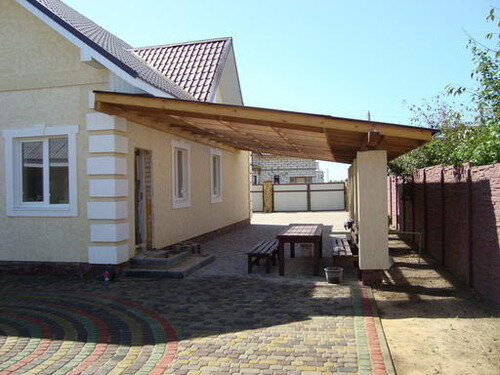 Мне кинули в почтовый ящик рекламу навесов от солнца и дождя из поликарбоната. Я посмотрел на рекламу и просто не выдержал, решил написать этот пост. Сразу на лицевой обложке фотография навеса над балконом (или террасой?) частного дома с ошибками в проектировании навеса. Здесь нет нарушений СНиПа (так как СНиП не регламентирует конструкции навесов), но жить с таким навесом из поликарбоната будет неудобно.