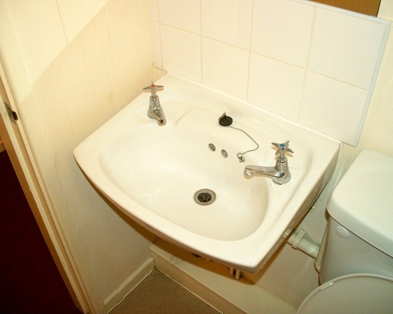 Два крана. Краны в ванной в Англии. Краны в домах Великобритании. Separate taps. Два крана подряд.