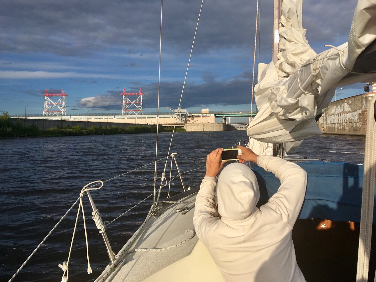 А вот и плотина..