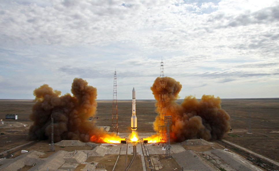 На фото: ракета "Протон-М" на старте.
