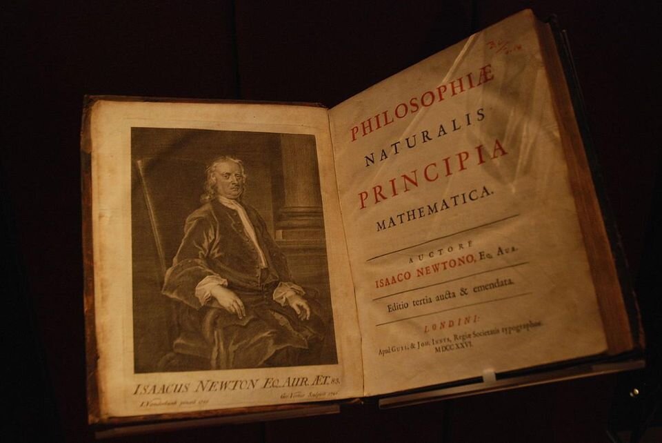 
 “Математические начала натуральной философии”  (лат. Philosophiæ Naturalis Principia Mathematica) Исаака Ньютона,  третье издание, 1726 год. Трактаты Ньютона на такие темы, как механика,  гравитация и свет, стали основами большей части современной физики.