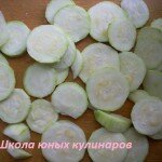 1. Кабачок очистить и порезать колечками. Кольца стараться делать не толстыми. Семена из молодого кабачка удалять не надо, из старого придется удалить.
