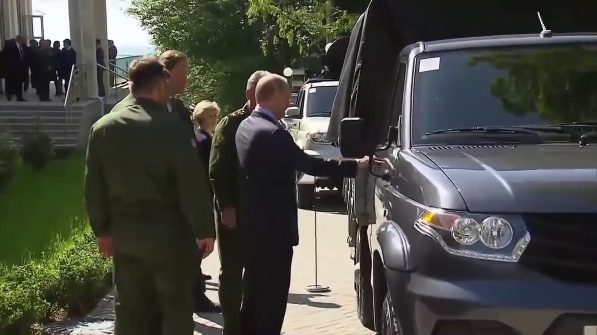 Владимир Путин не смог открыть дверь автомобиля 