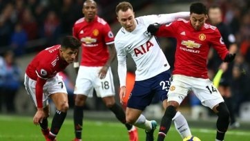 13 января на главном стадионе Туманного Альбиона - «Уэмбли» состоится центральный матч 22 тура английской Премьер-лиги, в котором «Тоттенхэм» сыграет с вновь расправившим крылья «Манчестер Юнайтед». Обе команды показывают одну из лучших форм в чемпионате в последнее время, а в случае со «шпорами» существует еще и ряд других мелких факторов, которые влияют на игру команды, а в дальнейшем это может коснуться и результата. Начало матча запланировано на 19:30 по московскому времени. Обслужит поединок бригада арбитров во главе с Майком Дином.
