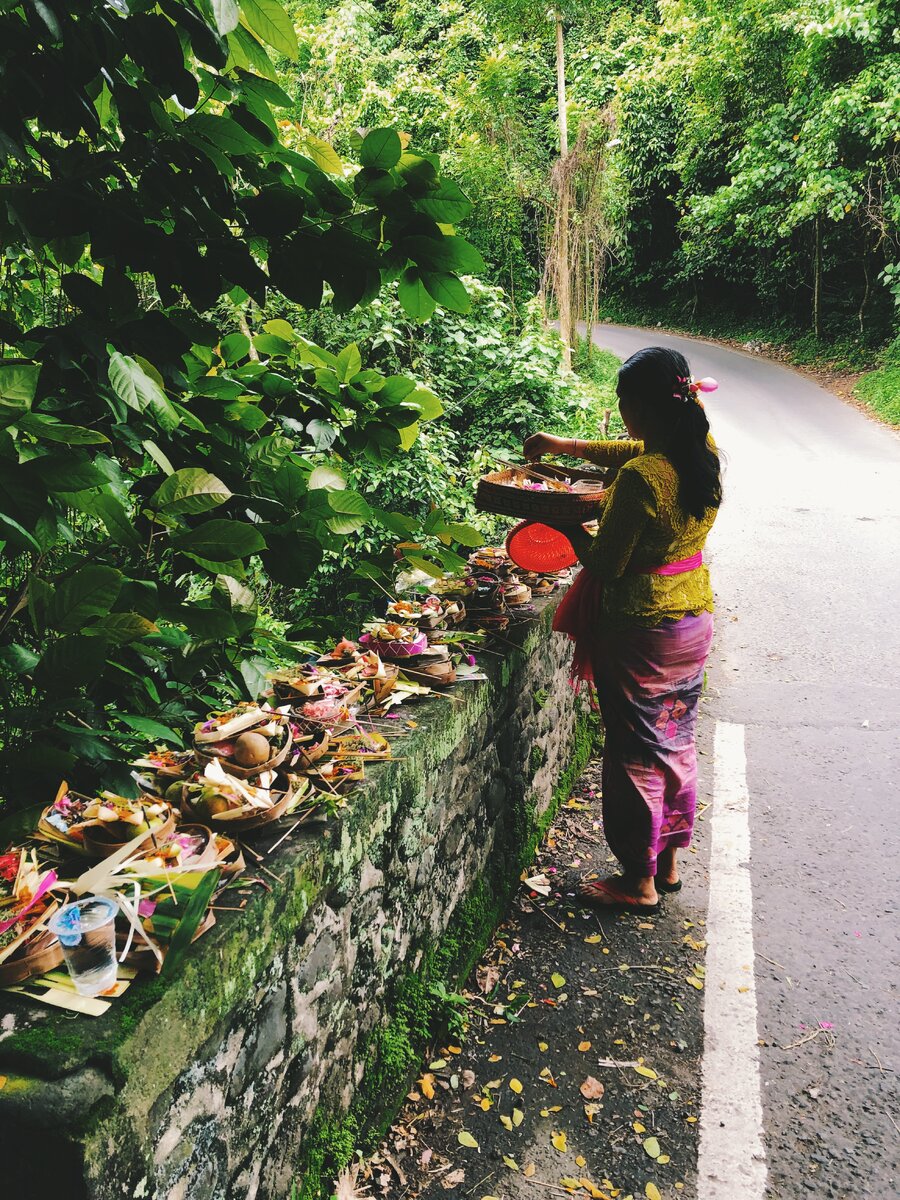 Подношения на мосту