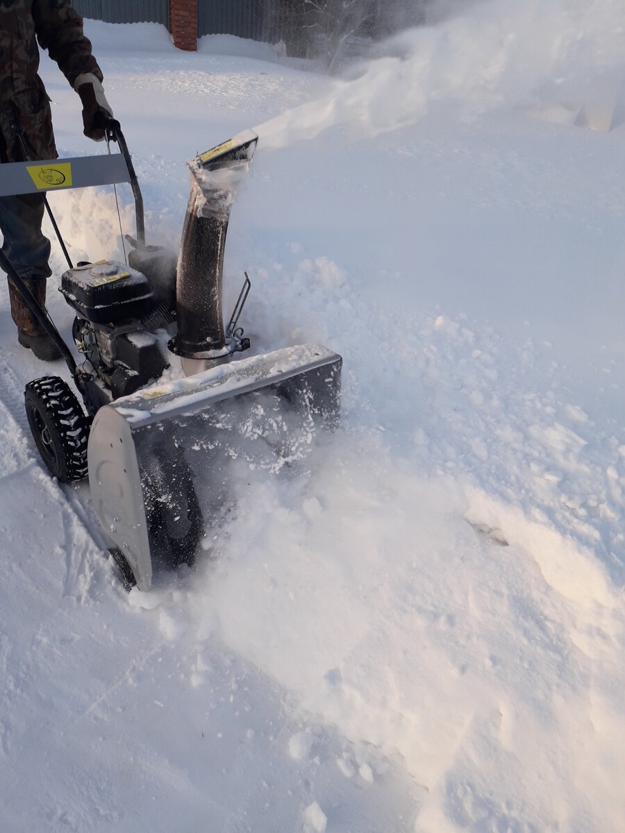 Приспособление для очистки снега с крыши. Волга чистит снег. Уборка снега. Как быстро почистить снег. Чистка дорог от снега как сэкономить.