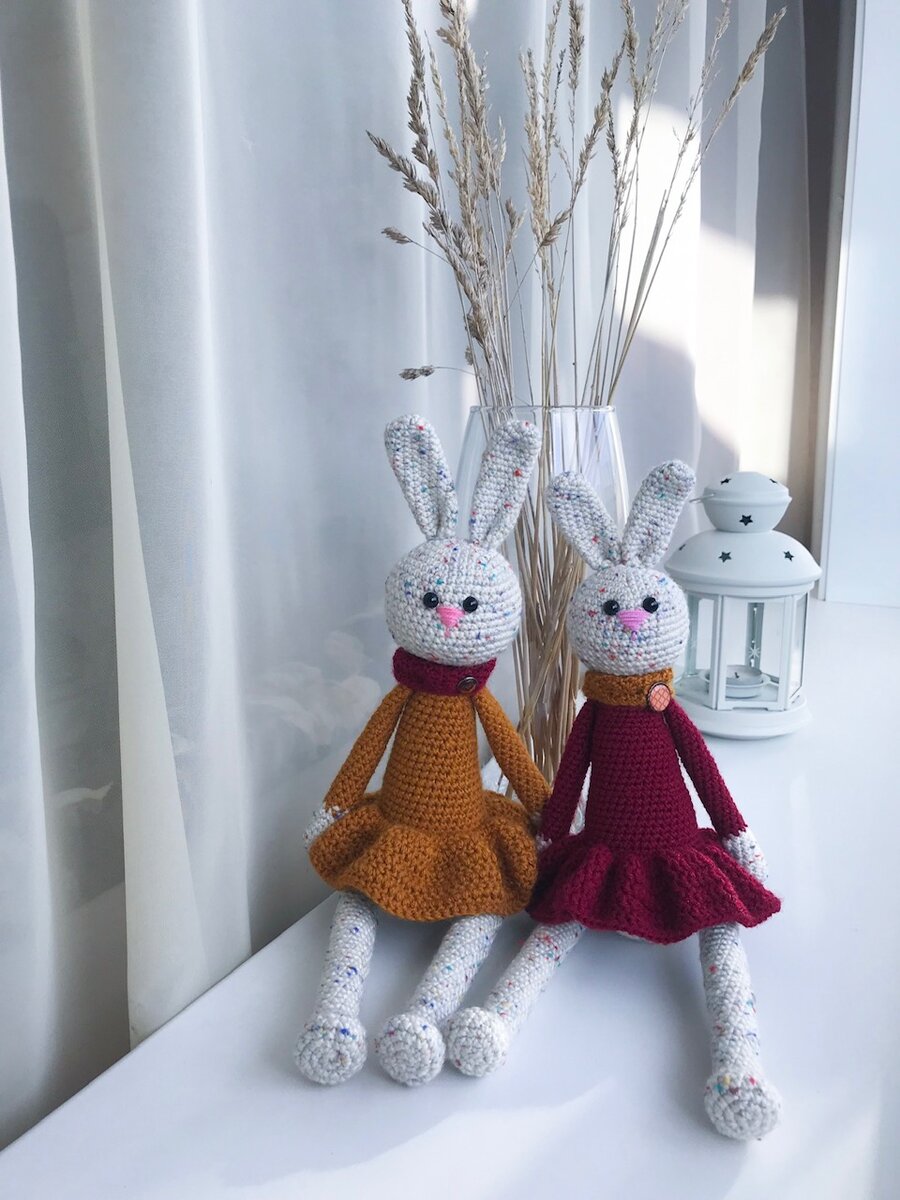 Первая зайка в горчичном, вторая в бордовом.