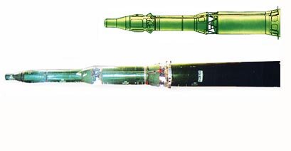 На снимке две советские твердотопливные баллистические ракеты.
Внизу межконтинентальная ракета РТ-2
главного конструктора С.П.Королева.
Вверху ракета средней дальности РТ-15
главного конструктора П.А.Тюрина
Обе имеют тупые головные части.
Известно, что для успешного входа в атмосферу
на скорости, близкой к первой космической,
носок головной части ракеты должен быть
либо острым, либо слегка затупленным.
Но тупым он быть не может!
Ибо сопротивление атмосферы
столь сильно, что голова сгорит.
Так почему же ракеты на снимке тупоголовые?
Лучшие ответы будут опубликованы
на канале «Моя Свистопедия».
Фома Симпатяга
