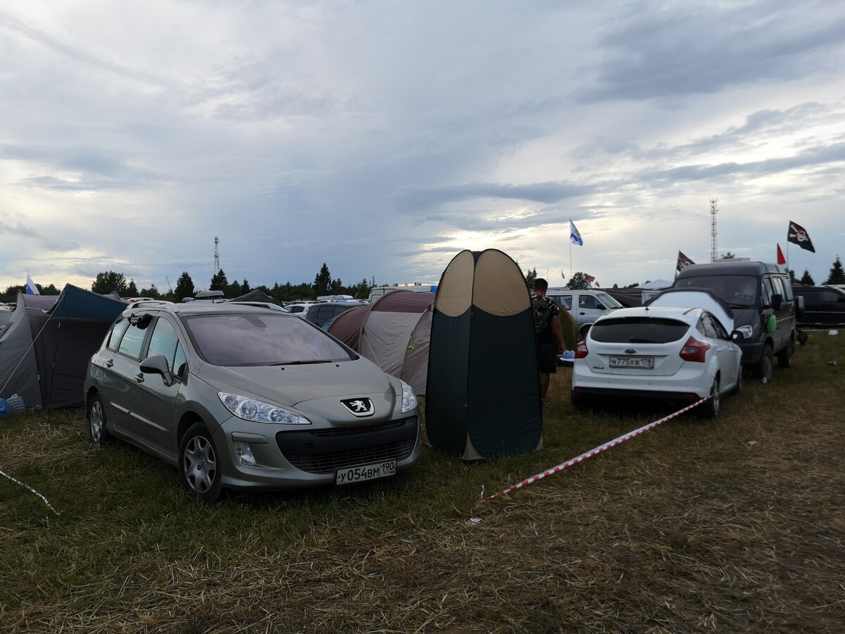 Городок из машин и палаток, кто-то приехал с личным душем.