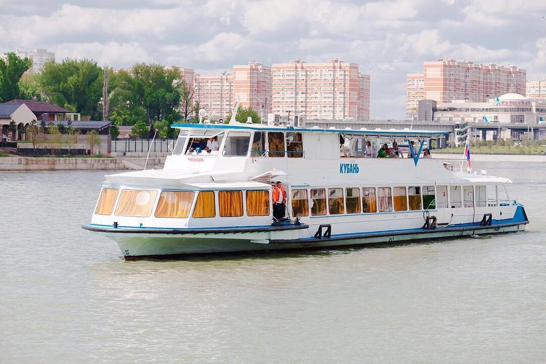 Теплоход тихий дон фото. Мустай каримов теплоход. Краснодар прогулки на теплоходе 2024. Теплоход кубань в краснодаре. Речной теплоход кубань.