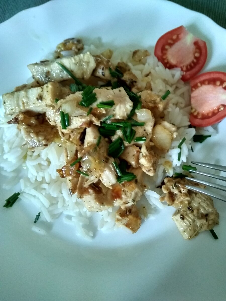 Куриная грудка и рис - основное питание худеющих)