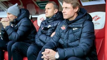 Фото: spartak.com«Руководство ФК «Спартак-Москва» приняло отставку Олега Кононова, который сразу после матча против «Оренбурга» подал заявление об увольнении с поста главного тренера в связи с неудовлетворительными результатами команды. К следующему матчу против «Краснодара» красно-белых будет готовить исполняющий обязанности главного тренера Сергей Кузнецов», - говорится в релизе, который разместила на официальном сайте клубная пресс-служба.
