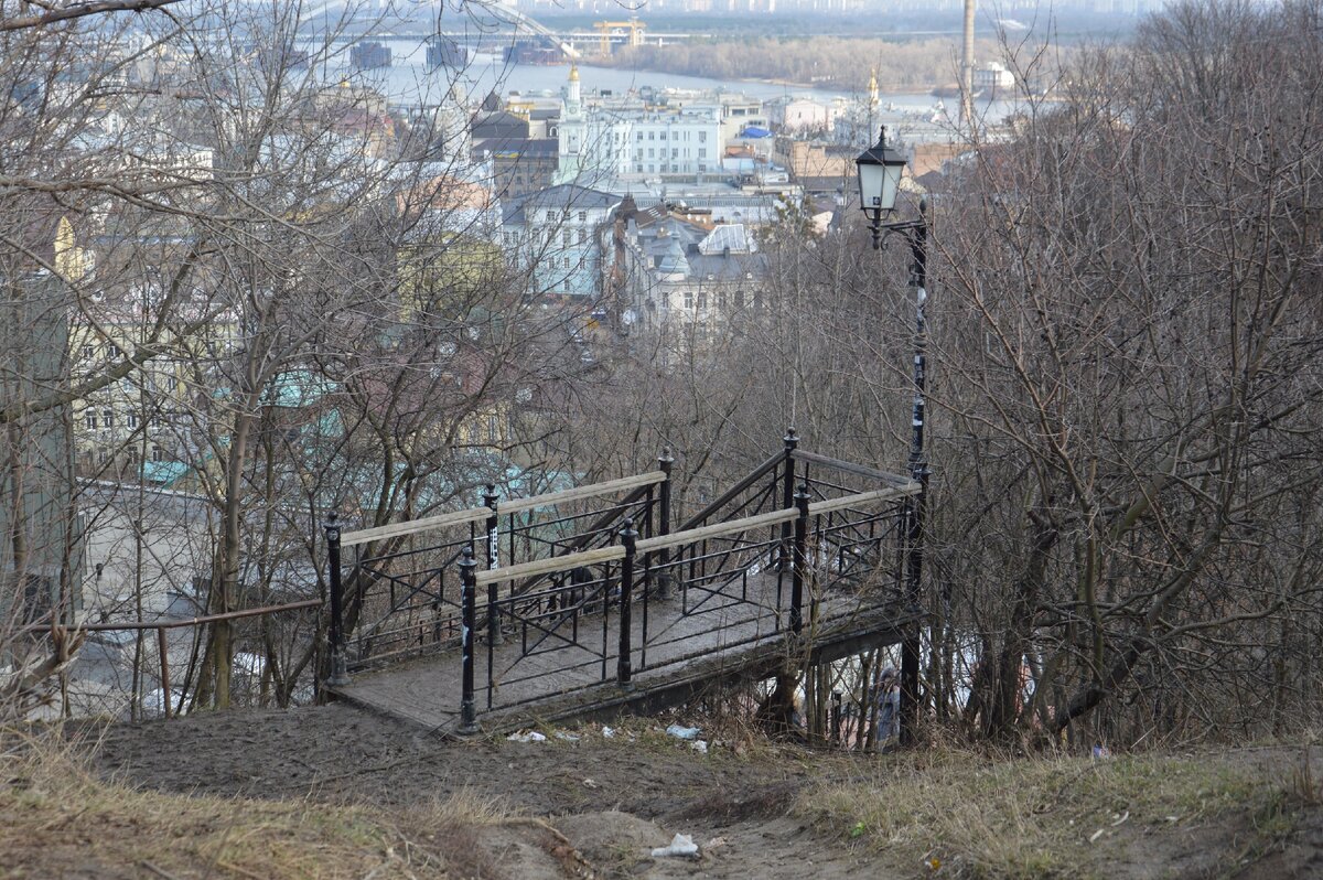 Поднялись по скользкой лестнице на Лысую гору