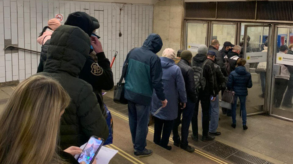 Очередь в метро, люди ждут когда у каждого проверят пропуск. Фото очевидца