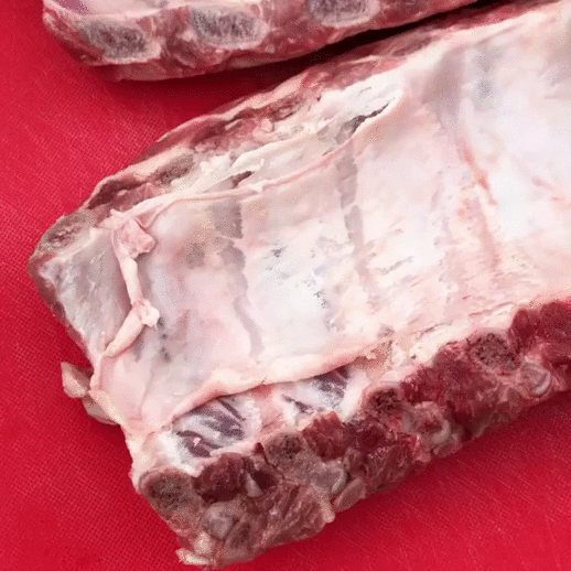 Снимаем плёнку, она мешает мясу мариноваться, да и жеваться тоже.