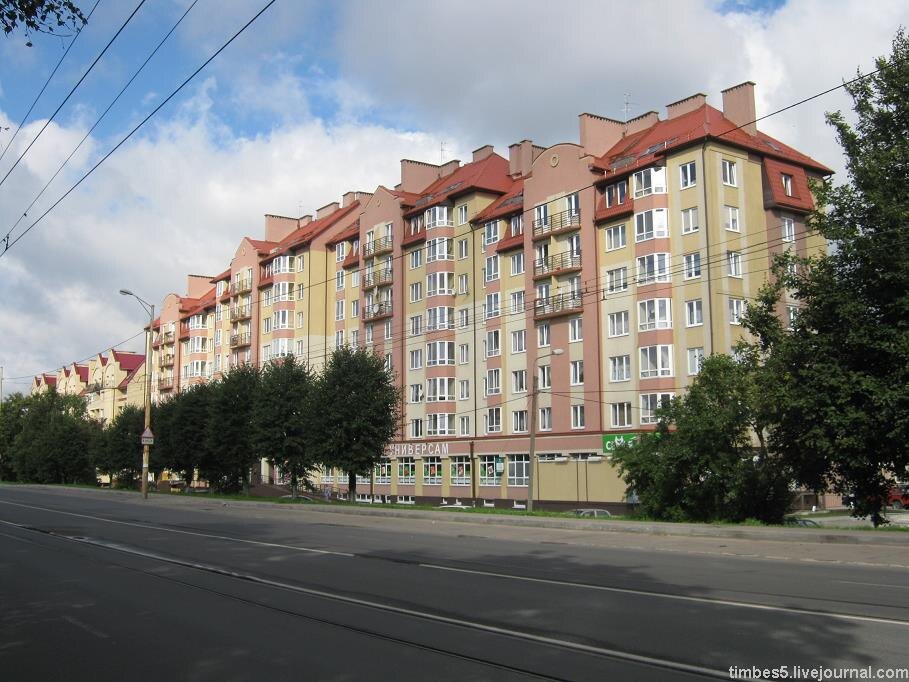 Одна из особенностей города - обилие новостроек, имитирующих в той или иной степени немецкую архитектуру. 