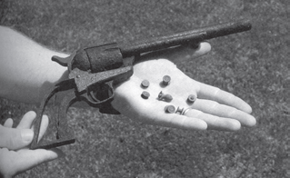 Инструмент, которым мастерски пользуется этот кладоискатель, продемонстрировал свою эффективность при поиске реликвий Гражданской войны.