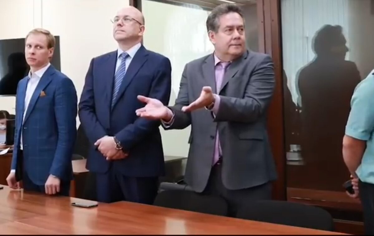 В зале суда, ютубе