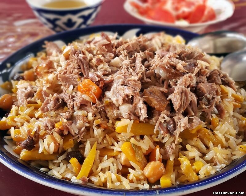 Плов по-ташкентски с нутом и изюмом. Фото: dasturxon.com