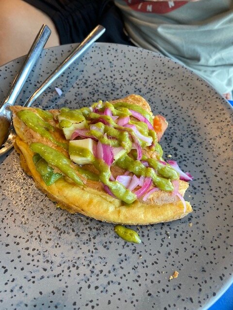 Омлет с жаренным халуми и авокадо. 295 руб.