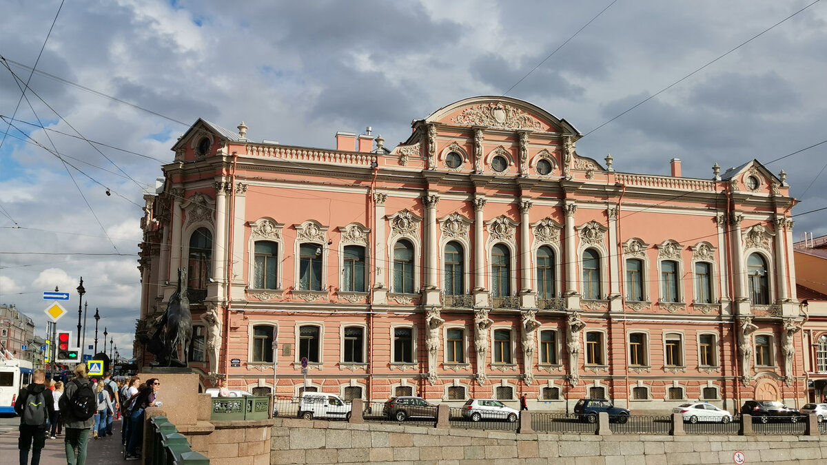 Вид на дворец с Аничкова моста