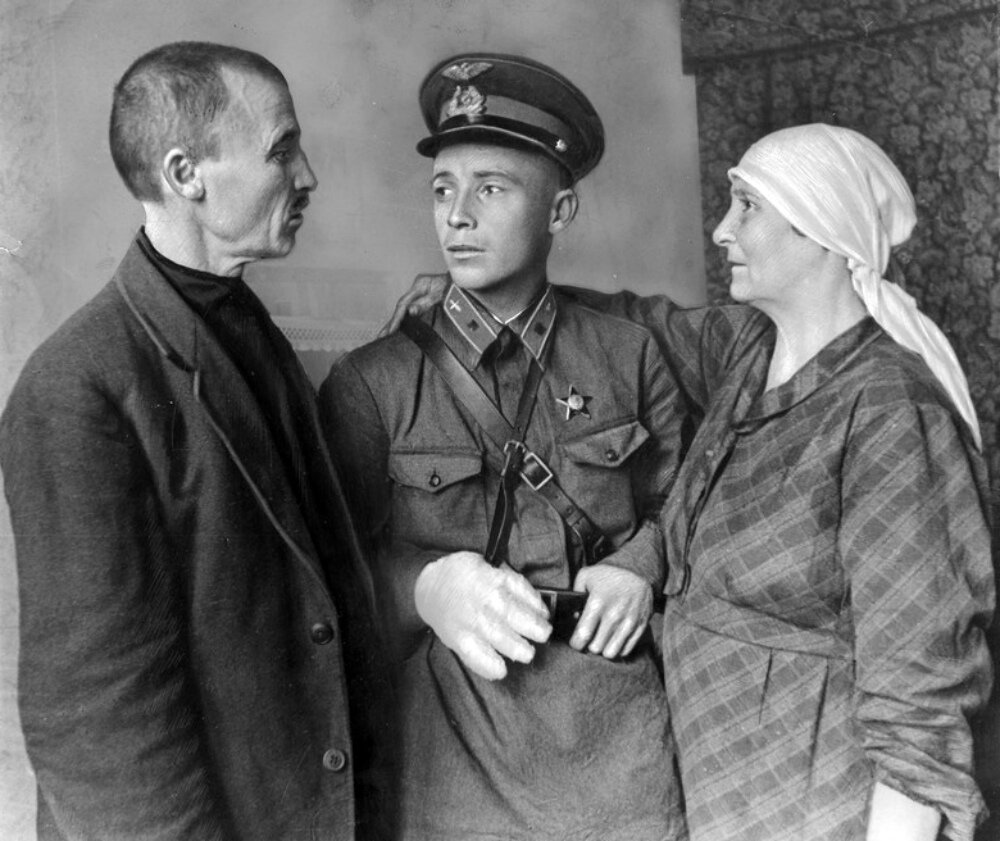 Герой Советского Союза комсомолец В.В. ТАЛАЛИХИН со своими родителями. 1941. Автор: Б. Кудояров. Источник: goskatalog