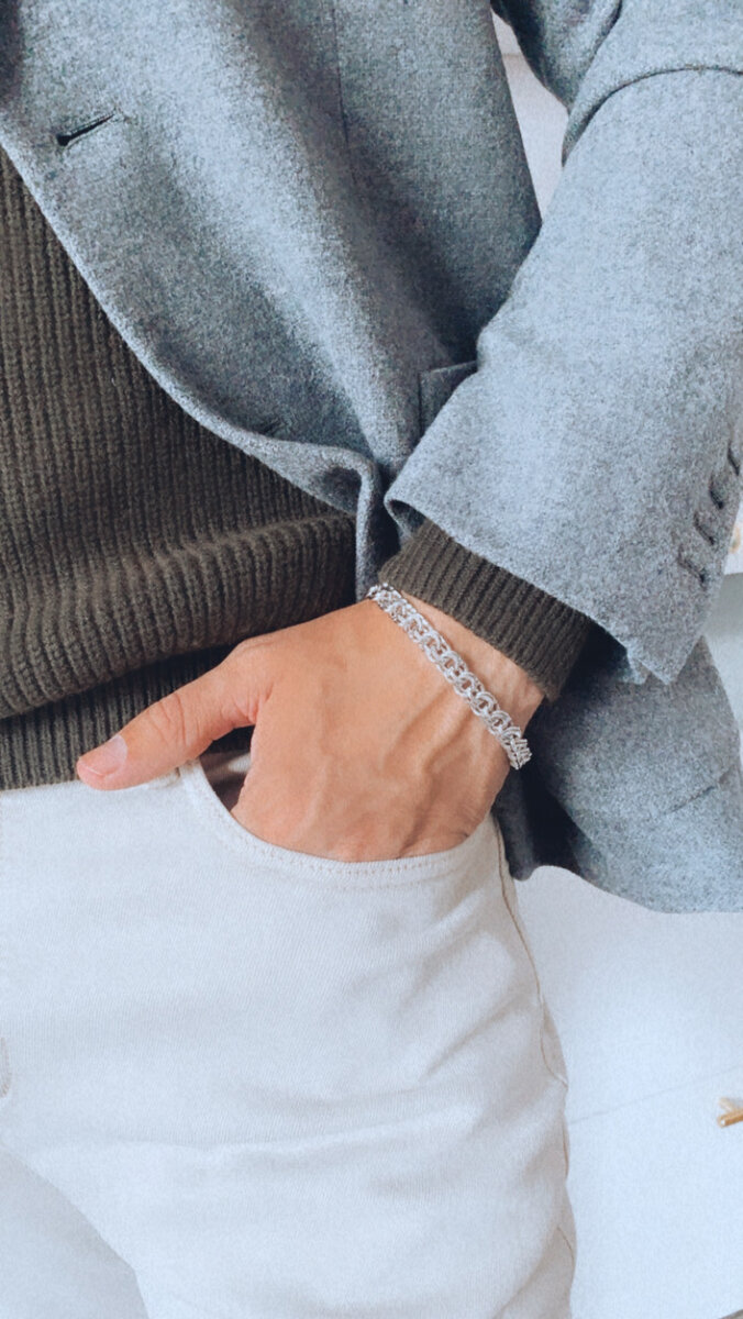 Браслеты из серебра или металла очень универсальны и легко вписываются практически в любые образы. Можно носить хоть с шортами, хоть с костюмами. К слову итальянцы, с которыми приходилось сталкиваться мне по работе, частенько приходили в  офис в строгом костюме и с браслетом на руке. В нашей бизнес культуре не в каждой организации это допустимо. Антона на работе с браслетом на руке точно не поймут.