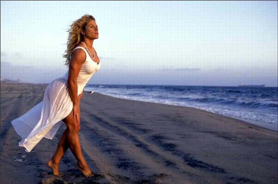 Миллионы девушек начали поднимать веса чтобы стать красивыми как Моника Брант