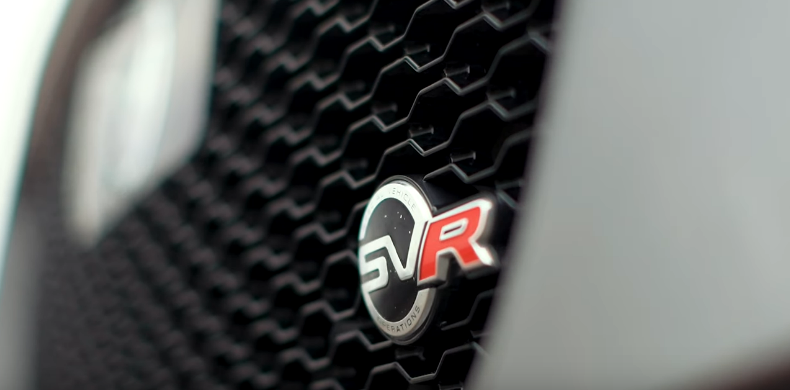 Маркировка комплектации на пластиковой решетке передней части кузова.