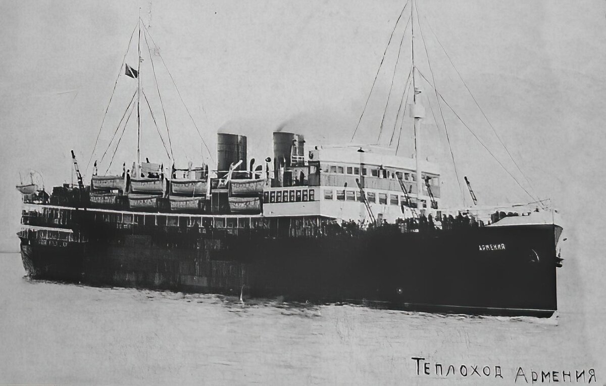Теплоход армения под водой