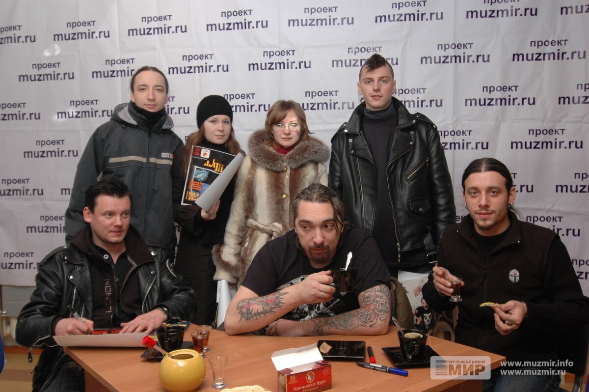 Автограф-сессия группы «Король и шут», Сыктывкар, магазин «Музыкальный мир», 20 ноября 2007 г. Фото: ru.wikipedia.org