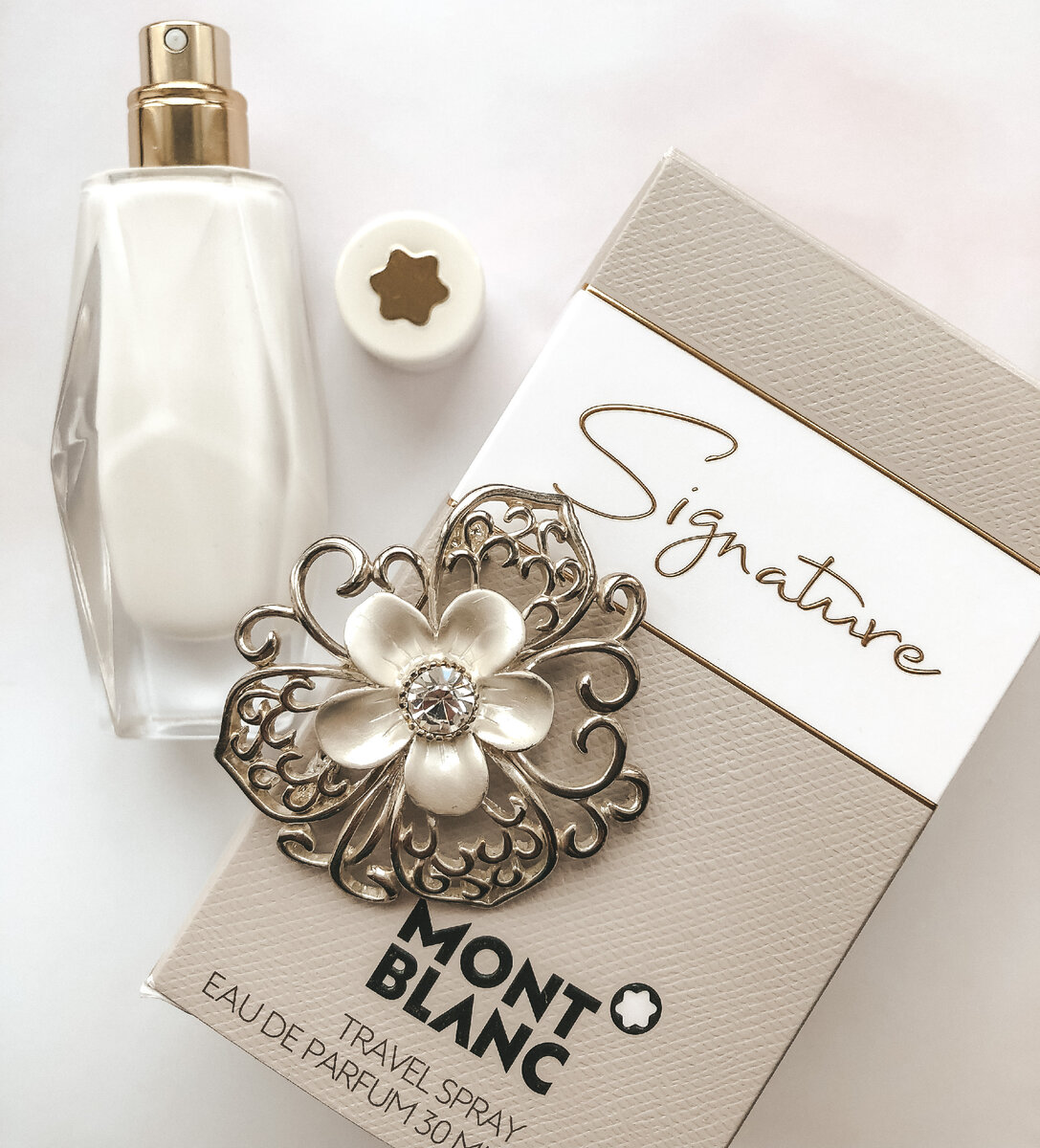 Невероятной красоты малышка - Montblanc. Тяжелый флакон, гравировка, логотипы, равномерная прокраска, плотная коробка с выдавленными символами. Но самое главное - 30 мл. А вот старшего брата в 50 мл наверняка подделают.