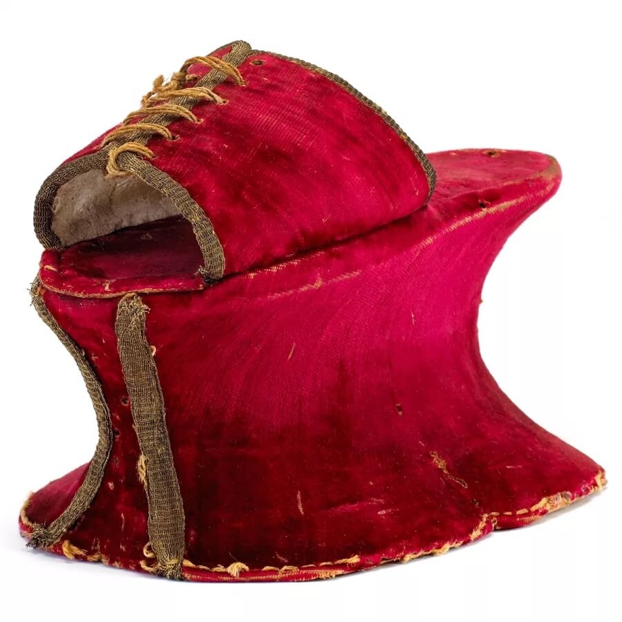 Итальянские чопины - их тоже тщательно обшивали дорогими тканями в тон наряду.