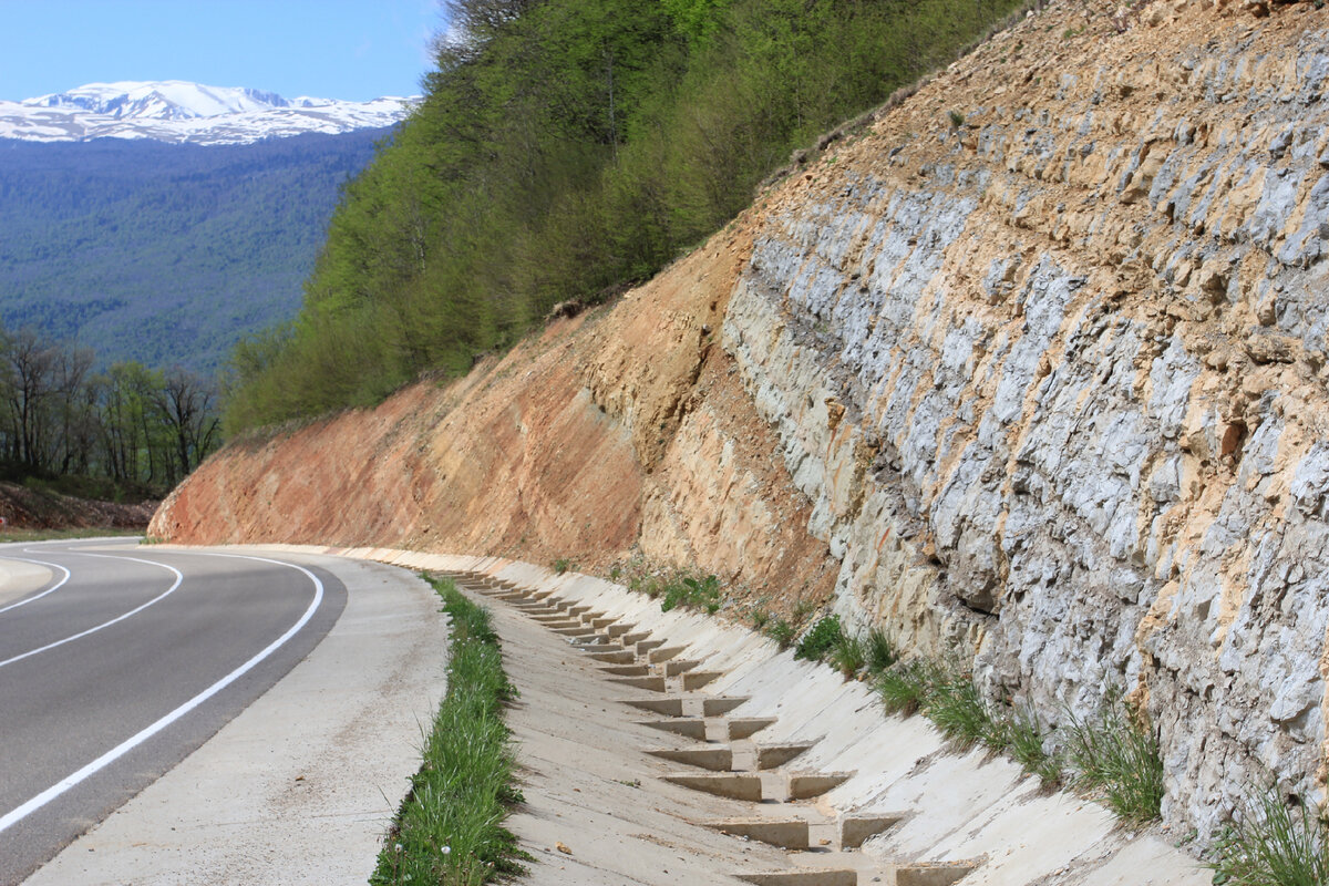 Шоссе Гуамка-Мезмай. Спуск в Мезмай. Шоссе отличное, но я еще застал времена, когда здесь был суровый грейдер. Вдали просторы плато Лагонаки. Фото автора.